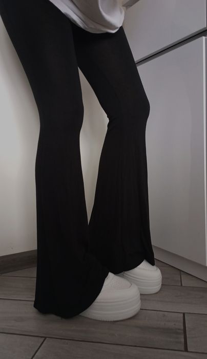 Czarne spodnie z wysokim stanem z szerokimi nogawkami