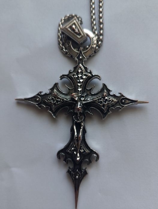Готичний хрест підвіска