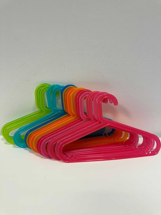 Cabides coloridos de plástico - ideal para crianças!