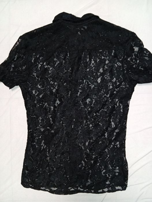 Черная гипюровая рубашка ASOS, акцентный крой и фактура