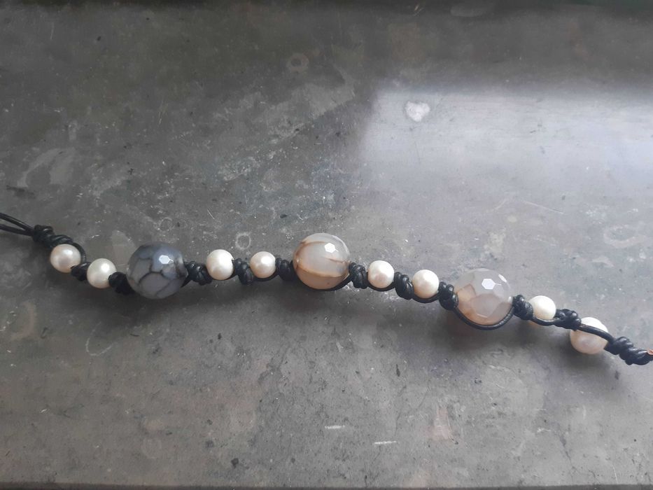 Pulseira pérolas, pedras semipreciosas e couro, Nunca usada