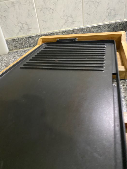 Grelhador com base em madeira