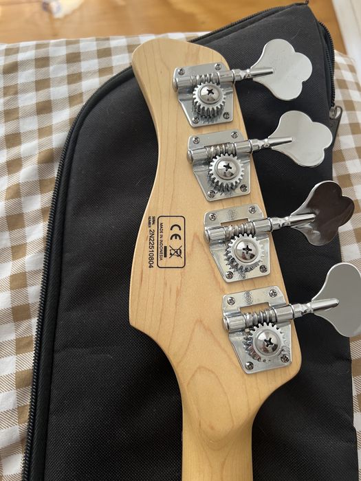 Baixo Marcus Miller Sire V3