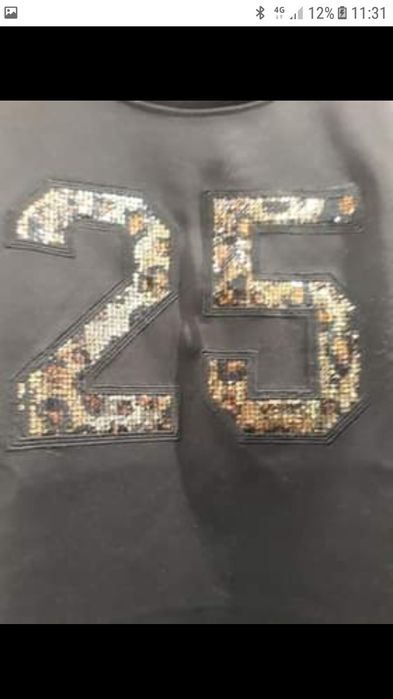 Sweat preta de lantejoulas M