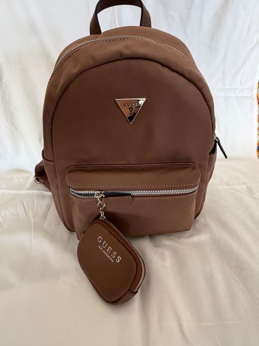 Mochila Guess castanha com necessaire
