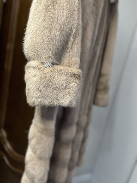 Норкова шуба з капʼюшоном