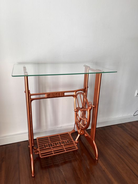 Mesa a partir de base de antiga máquina Singer
