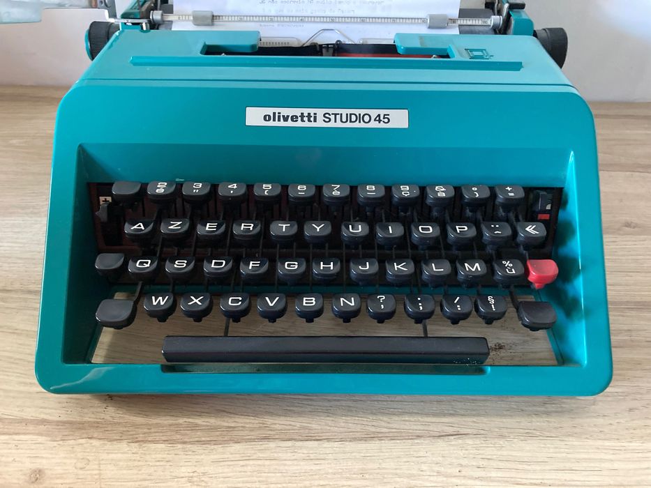 Máquina de escrever  **  Olivetti