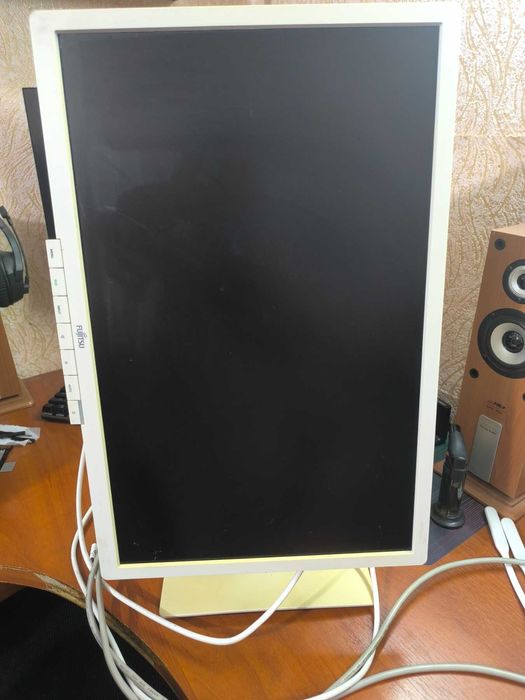 Монітор 22" Fujitsu B22W-6 з колонками та поворотним екраном