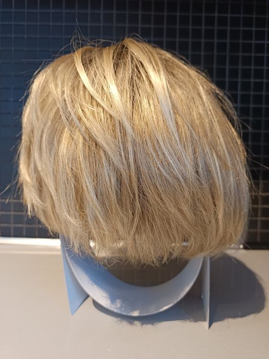 Krótka blond peruka