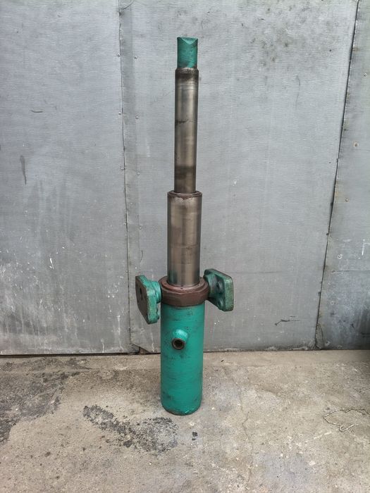 Siłownik hydrauliczny do wywrotu