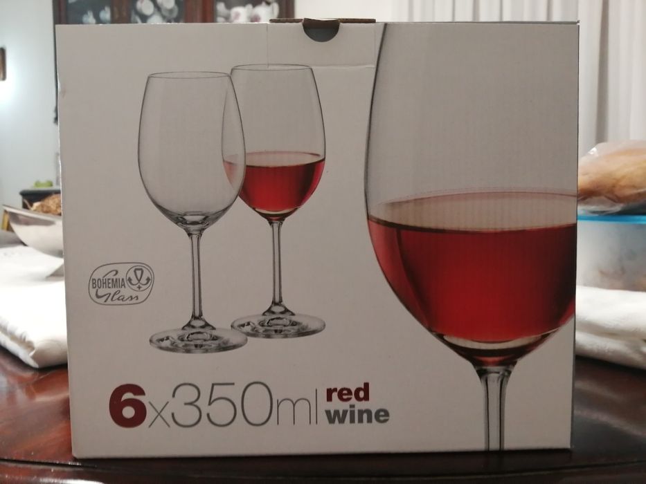 Copos de vinho novos