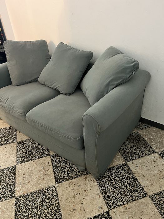 Sofá 3 Lugares + reposo pés com arrumo