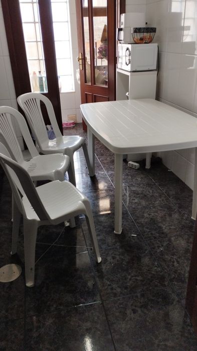 Conjunto de mesa com cadeiras