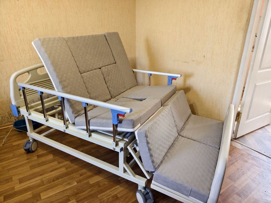 Ліжко для лежачих хворих з антипролежневим матрацом