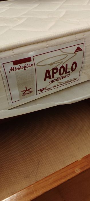 Cama em madeira e colchão