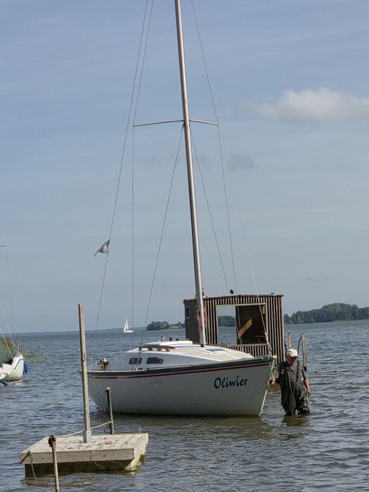 Żaglówka z silnikiem czterosuw Mercury