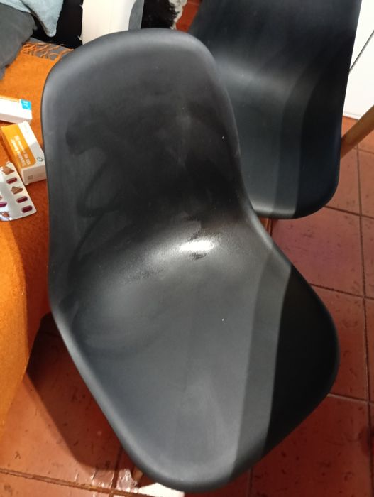 Conjunto mesa e cadeiras de plástico e madeira