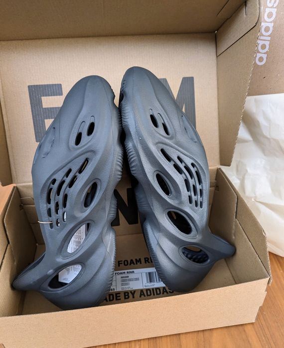 YZY Foam RNR Carbon 43 NOVO