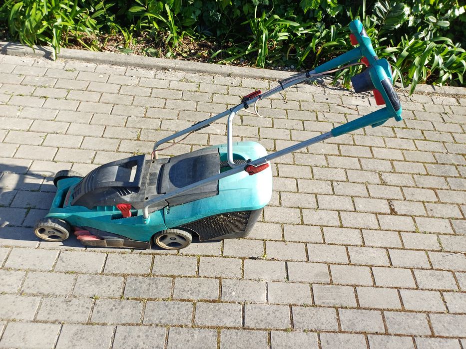 Máquina cortar relva Bosh Rotak 34