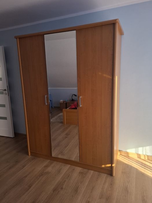Sprzedam szafę trzydrzwiową z lustrem