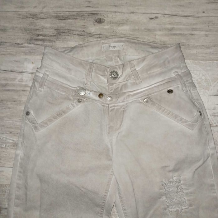 Tredy spodnie zgrabne i wygodne dla M/L