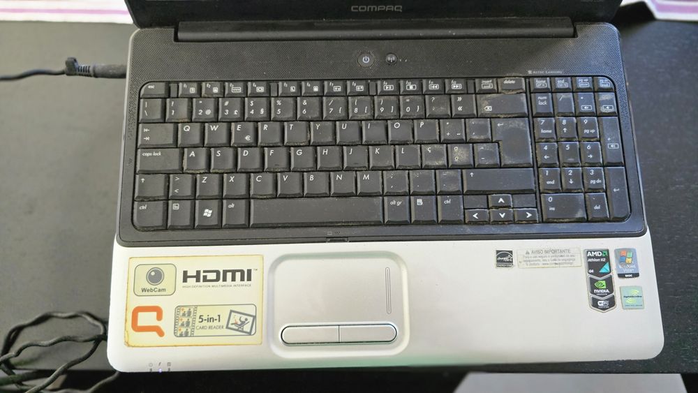 - Portátil Compaq Presario – Para Peças (Completo + Carregador)