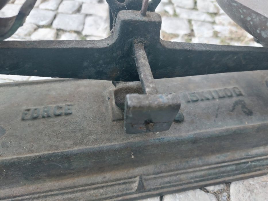 Antiga balança em ferro fundido
