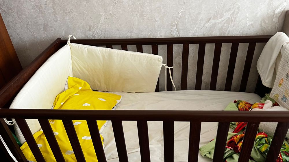 Продам детскую кроватку из дерева