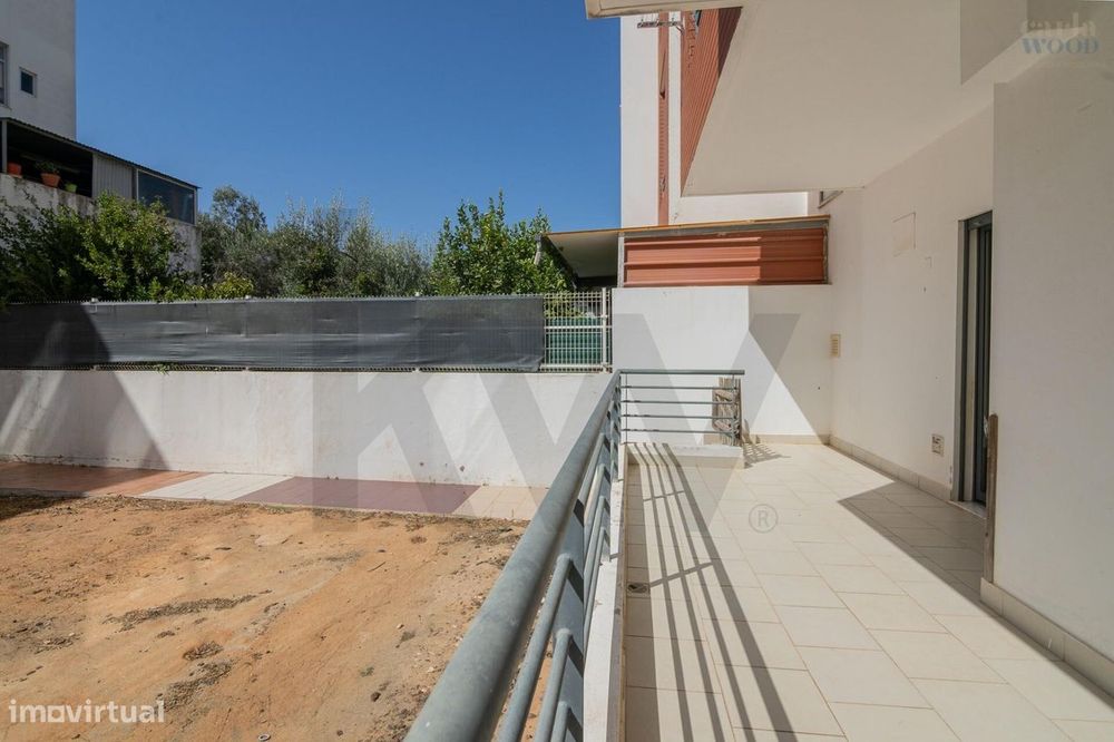 Um fantástico apartamento t2 de rés do chão, com terraço e logradouro