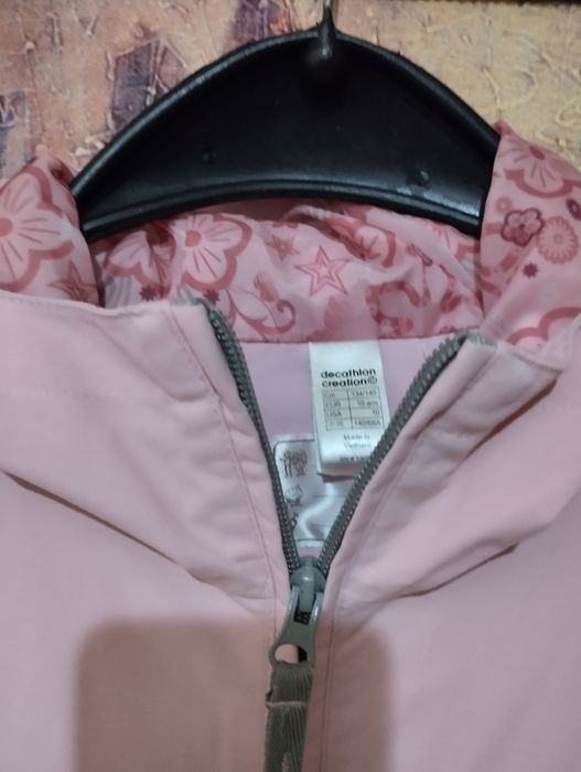 Дитяча  якісна вітровка   на дівчинку Quechua (Decathlon) на підкладці, р. 134- 145 вказано на бірці, є заміри з виробу .Стан повністю нової речі.