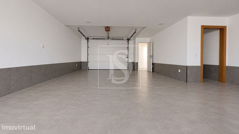 Moradia T3 Nova de Gaveto com Garagem em Frossos, Braga