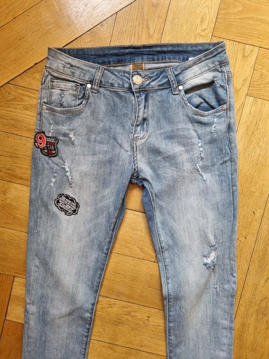 Jeansowe rurki z naszywkami