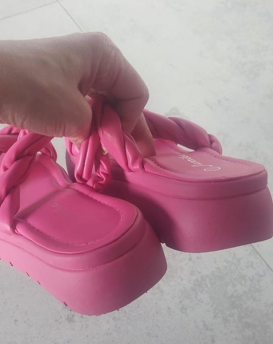 Różowe klapki na platformie r. 38