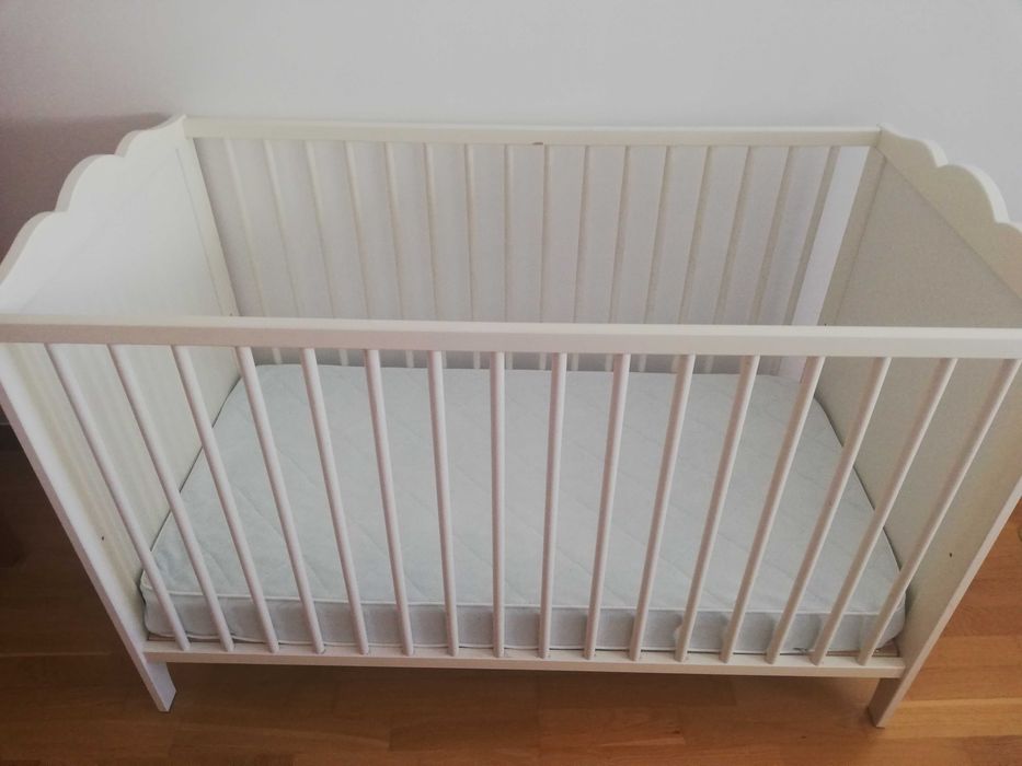 Cama de bebé e trocador