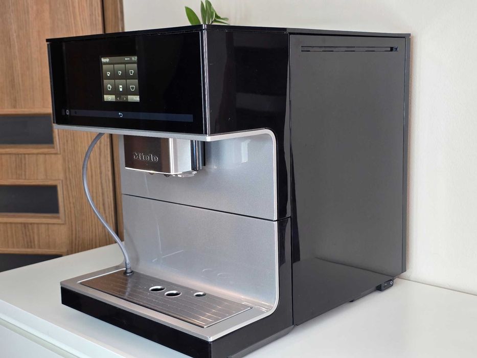 Ekspres Miele CM 7300 czarny, OneTouch, auto.wys.wylewki, dotykowy wyś