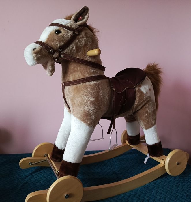 Koń na biegunach i kółkach