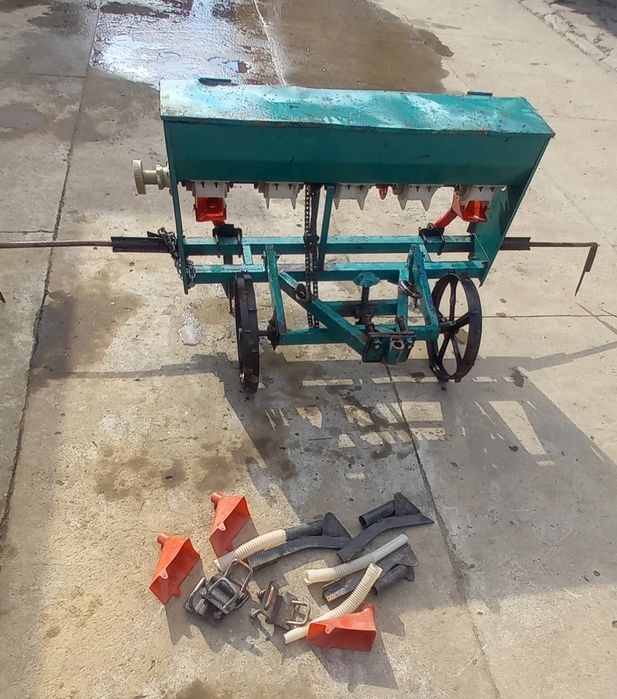 Сівалка для кукурудзи до мотоблока