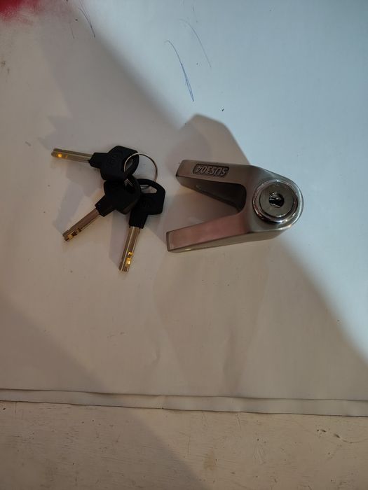 Acessório anti-roubo para motos.