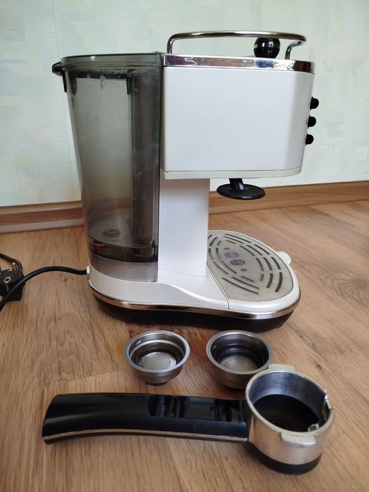 Кофеварка DeLonghi ECO 310 W