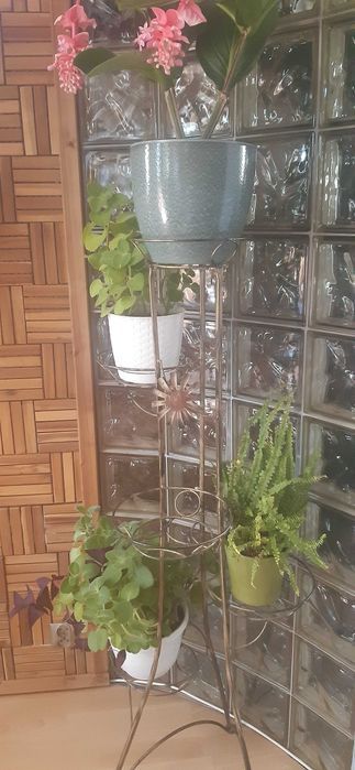 Kwietnik wysokość 135 cm. - Metaloplastyka lata 80-te na 5 donic z kwiatami