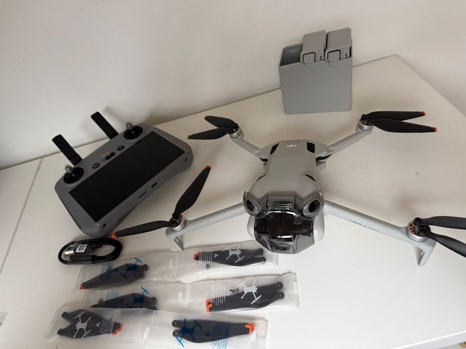 DJI Mini 4 Pro Fly More Combo ( пульт RC 2, 3 батареї, сумка, допи  )