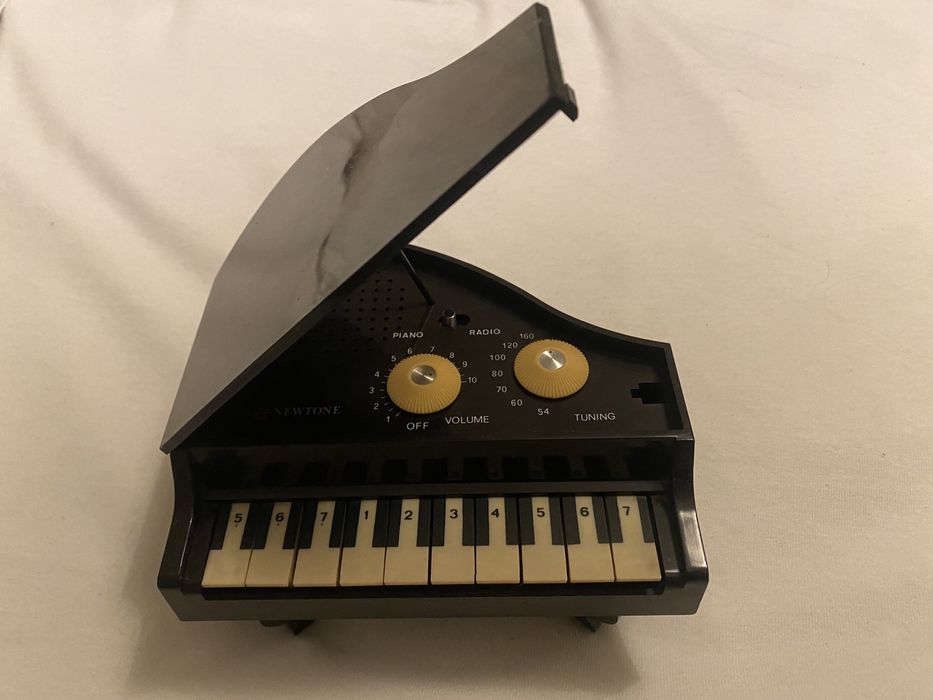 Radio mini piano vintage Newtone