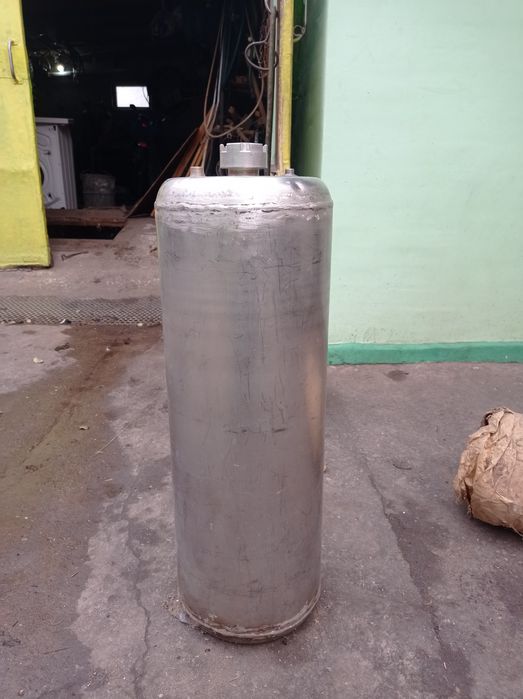 Бак-рессивер,нержавейка. Для пищевых целей, можно и под химию.