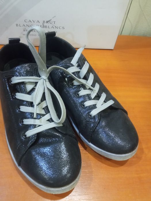 Продам женские кроссовки сникерсы Libang  в новом состоянии