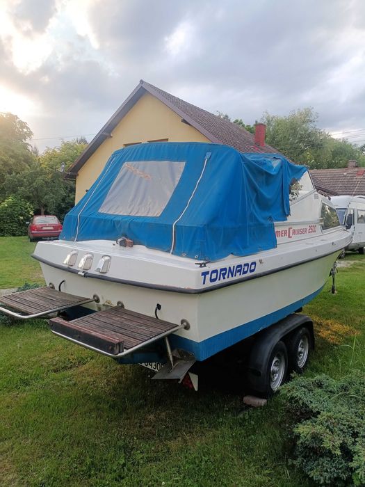 Łódź kabinowa z laminatu