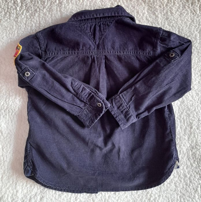 Camisa Tommy Hilfiger, bombazine azul marinho. Tamanho 2 anos
