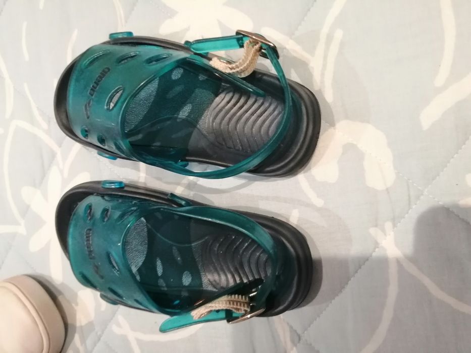 Sandálias azuis tamanho 25