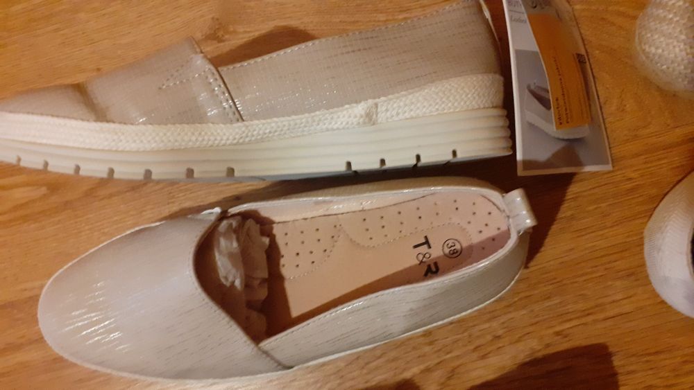 Buciki beżowe że srebnymi paskami