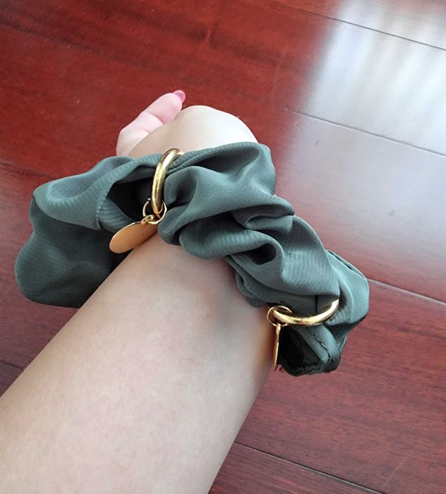 Elástico de cabelo verde com corações dourados - nunca usado